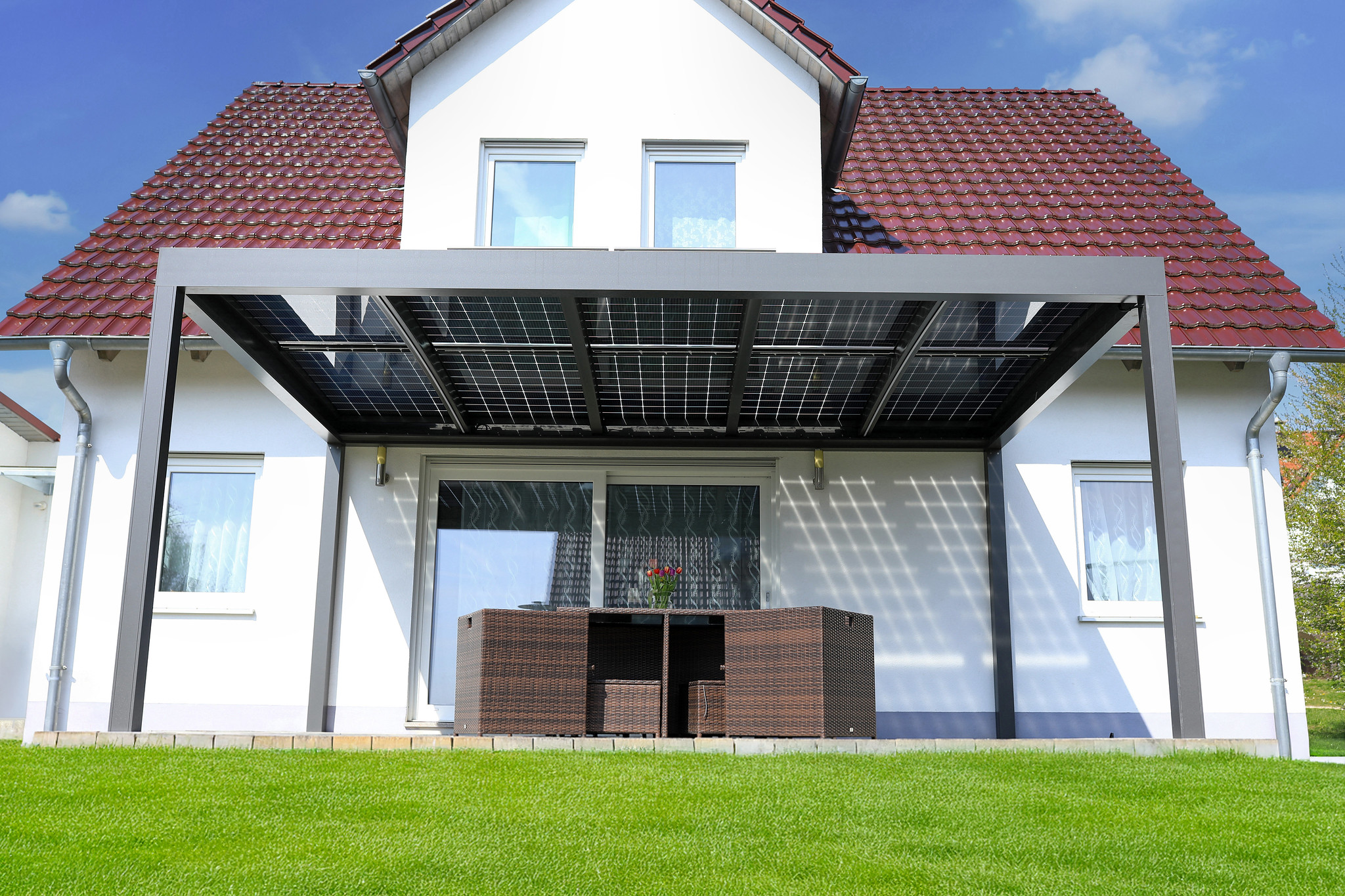 Pohled na Pergolu Solar využívanou jako venkovní pracovní a relaxační zónu